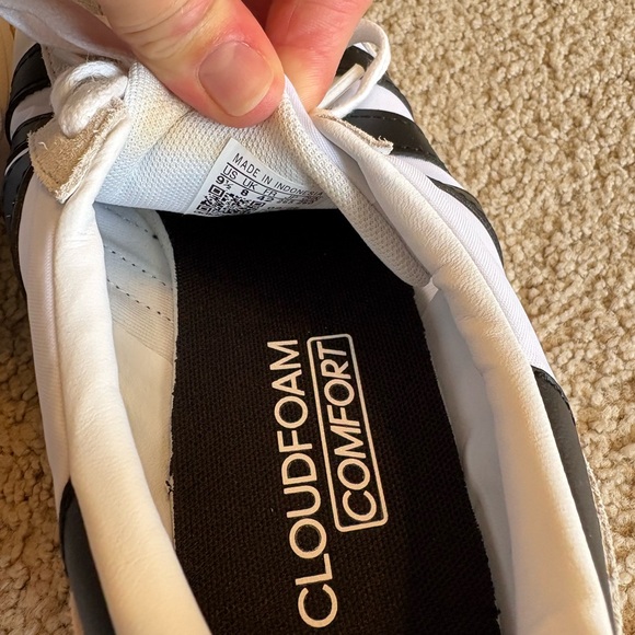 Women’s Adidas Runner 2 size 9.5 - Picture 3 of 3